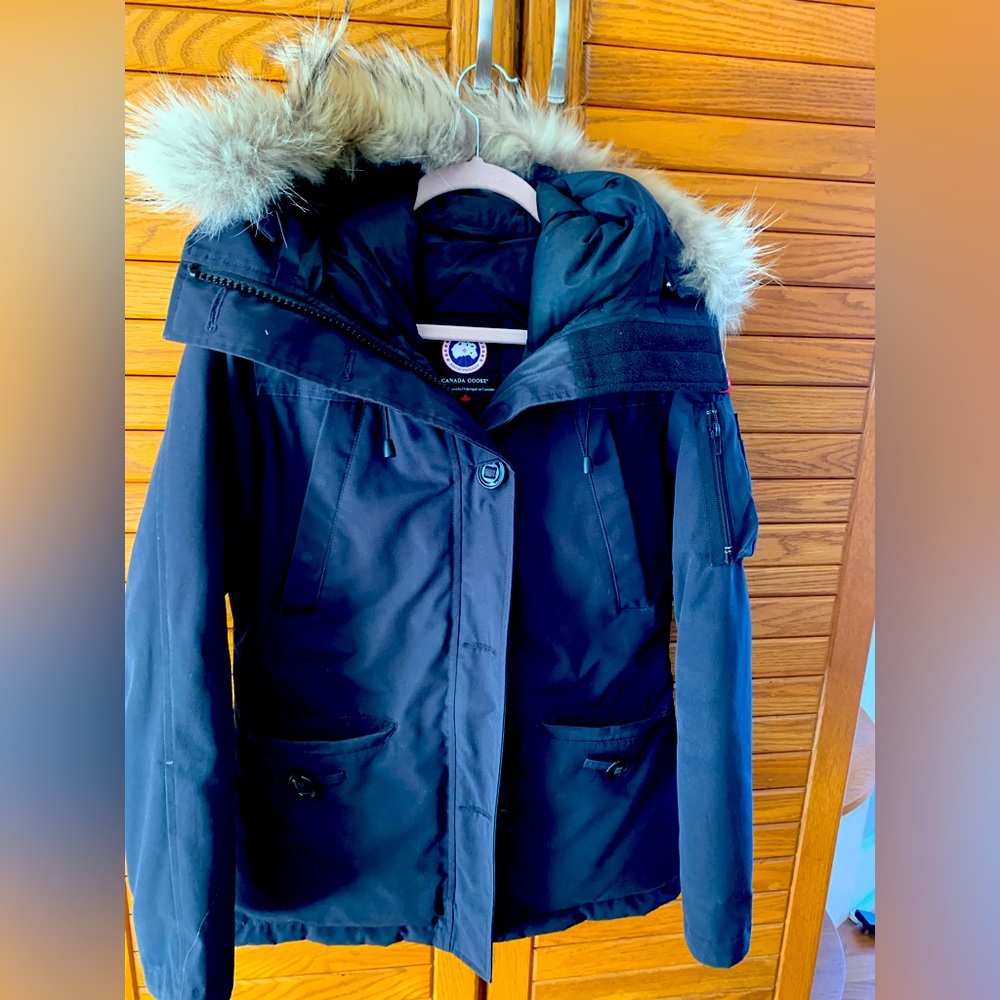 Canada goose navy short coat super cute !